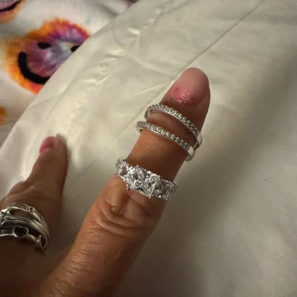 Elegant Silver and Diamond Ring - Picture 6 of 7